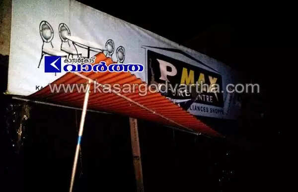 ബോവിക്കാനത്തും പൊവ്വലിലും സംഘര്ഷം; കടകളും വാഹനങ്ങളും തകര്ത്തു; ആരിക്കാടിയില് റോഡ് ഉപരോധം