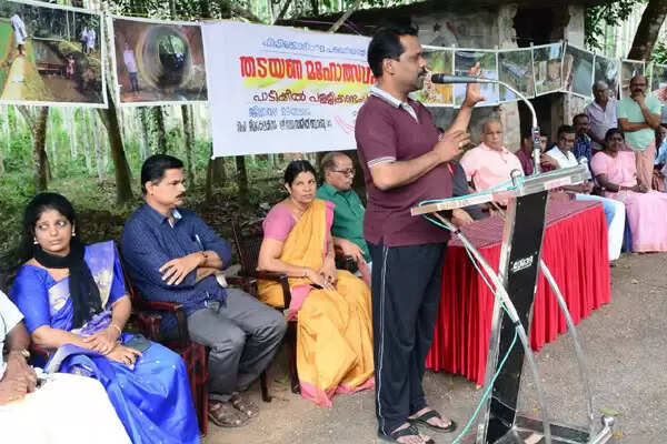 തടയണ മഹോത്സവത്തിന് തുടക്കമായി; നഷ്ടപ്പെട്ട ജീവജലം തിരിച്ചുപിടിക്കാനുള്ള പ്രാദേശിക കൂട്ടായ്മയാണ് തടയണ മഹോത്സവമെന്ന് കളക്ടര്