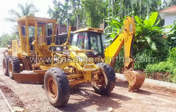 ദുരിത പര്വ്വം താണ്ടി ചന്ദ്രഗിരി യാത്ര; കരാര് ഏറ്റെടുത്തവര്ക്ക് കുലുക്കമില്ല, ഒപ്പം അധികൃതര്ക്കും