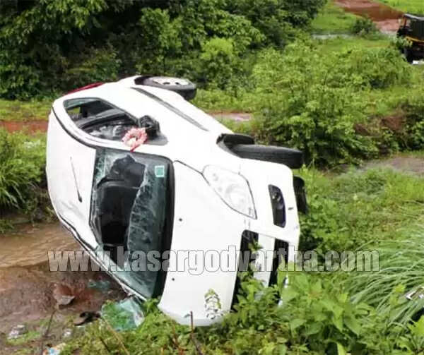 കാര് കുഴിയിലേക്ക് മറിഞ്ഞു; ഒരാള്ക്ക് പരിക്ക്