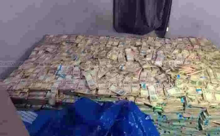 80 ലക്ഷത്തിന്റെ അസാധുവാക്കപ്പെട്ട നോടുകളുമായി ബെംഗ്ളൂറിൽ അഞ്ച് പേർ അറസ്റ്റിൽ; കാസർകോട്ട് നടത്തിയ റെയ്ഡിൽ നോടുകളുടെ 24 ചാക്ക് കളർ ഫോടോകോപികൾ കണ്ടെടുത്തു; വലിയ കബളിപ്പിക്കലാണ് നടന്നതെന്ന് പൊലീസ്
