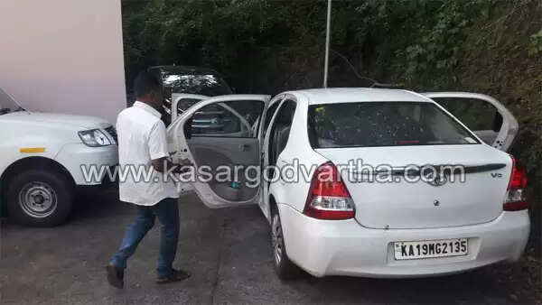 കാസര്കോട്ട് വന് കുഴല്പണ- സ്വര്ണവേട്ട; 1.20 കോടി രൂപയുമായി സ്വര്ണം വാങ്ങാന് വരികയായിരുന്ന യുവാവ് കാറുമായി പിടിയില്, ചോദ്യം ചെയ്തതിനു പിന്നാലെ തളങ്കരയിലെ വീട്ടില് കസ്റ്റംസ് റെയ്ഡ്, ഒന്നരക്കിലോ സ്വര്ണം കണ്ടെടുത്തു, ഗൃഹനാഥന് കസ്റ്റഡിയില്