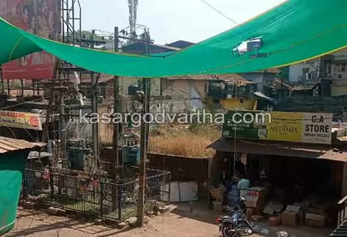 Power lines | കടയ്ക്ക് മുന്നില് തണല് ഒരുക്കാന് ശ്രമിക്കുന്നതിനിടെ വൈദ്യുതി ലൈനുകള് കൂട്ടിയിടിച്ച് തീപ്പിടിച്ച് പൊട്ടിവീണു; അപകടം ഒഴിവായത് തലനാരിഴയ്ക്ക്