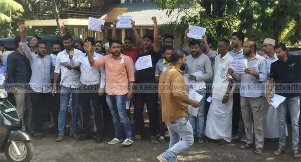 ദേശീയപാതയുടെ തകര്ച്ച; ആക്ഷന് കമ്മിറ്റിയുടെ നേതൃത്വത്തില് പ്രതിഷേധ സെല്ഫി