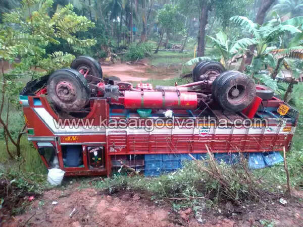 പഴ വര്ഗങ്ങള് കയറ്റാന് പോവുകയായിരുന്ന ലോറി നിയന്ത്രണം വിട്ട് കുഴിയിലേക്ക് മറിഞ്ഞു