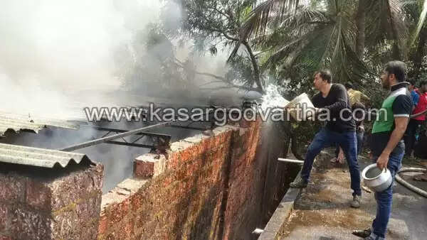 ചൂരിയില് ആക്രി ഗോഡൗണില് വന് തീപിടുത്തം; ലക്ഷങ്ങളുടെ നഷ്ടം