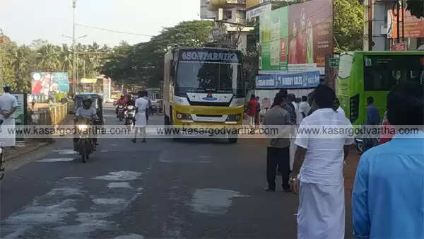 ദേശീയ പണിമുടക്ക്; കാസര്കോട്ട് ബസുകള് നിരത്തിലിറങ്ങിയില്ല, കടകള് തുറന്നില്ല, സ്വകാര്യ വാഹനങ്ങള് ഓടുന്നു, ചരക്കുലോറികള് തടഞ്ഞു, തൊഴിലാളി യൂണിയനുകള് നഗരത്തില് പ്രകടനം നടത്തി