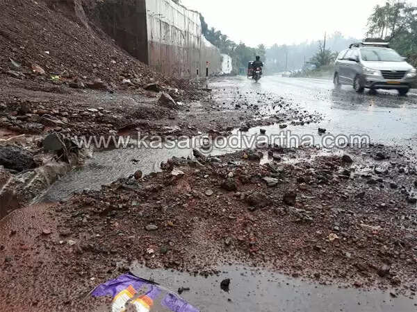 കനത്ത മഴ തുടരുന്നു; കെ.എസ്.ടി.പി റോഡില് കുന്നിടിഞ്ഞു വീണു, വാഹന യാത്ര ഭീഷണിയില്