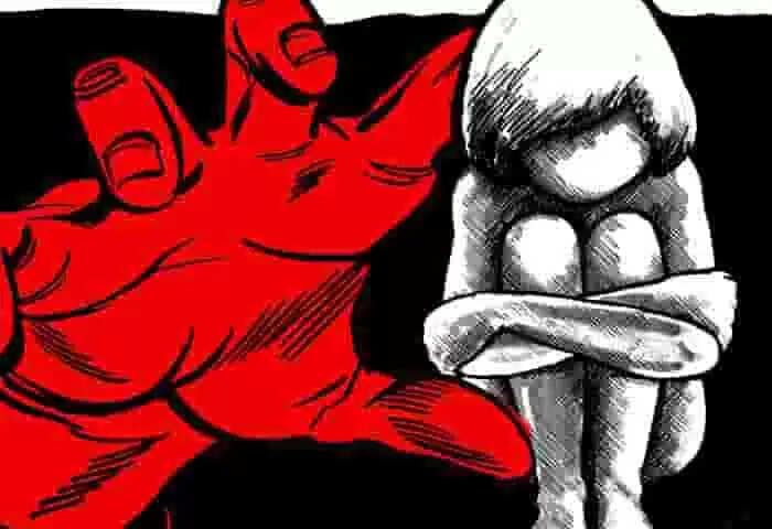 Assault case | 19 കാരിയെ കൂട്ടബലാത്സംഗത്തിന് ഇരയാക്കിയെന്ന കേസ്: 'ഹണിട്രാപ് നായിക പെൺകുട്ടിയെ കസ്റ്റഡിയിൽ വെച്ചത് 2 മാസത്തോളം; പീഡിപ്പിച്ചവരിൽ നിരവധി ഉന്നതരുണ്ടെന്ന് സൂചന; താവളം കാസർകോട്ടെ ടൂറിസ്റ്റ് ഹോം'; കേസ് അന്വേഷണം ക്രൈം ബ്രാഞ്ചിനെ ഏൽപിച്ചേക്കും