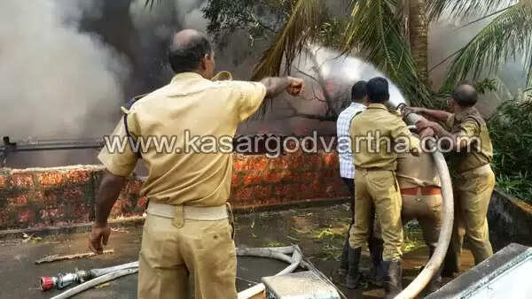 ചൂരിയില് ആക്രി ഗോഡൗണില് വന് തീപിടുത്തം; ലക്ഷങ്ങളുടെ നഷ്ടം