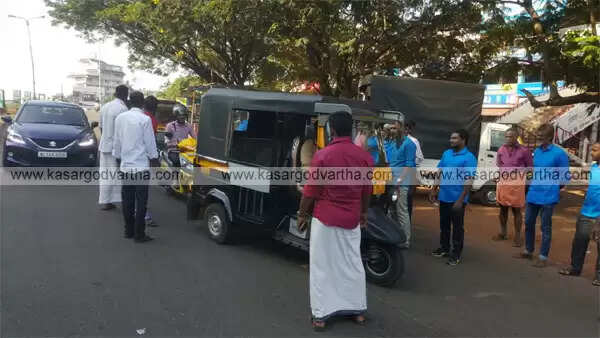 ദേശീയ പണിമുടക്ക്; കാസര്കോട്ട് ബസുകള് നിരത്തിലിറങ്ങിയില്ല, കടകള് തുറന്നില്ല, സ്വകാര്യ വാഹനങ്ങള് ഓടുന്നു, ചരക്കുലോറികള് തടഞ്ഞു, തൊഴിലാളി യൂണിയനുകള് നഗരത്തില് പ്രകടനം നടത്തി