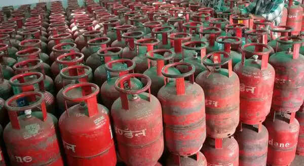 ജി എസ് ടി: ഗ്യാസ് സിലിണ്ടറിന് 32 രൂപ കൂടി