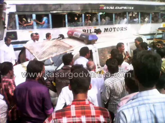 പോലീസുകാരന് സ്കൂട്ടര് യാത്രക്കാരന്റെ കോളറിനു പിടിച്ചു; ജനക്കൂട്ടം പോലീസ് വണ്ടി വളഞ്ഞു