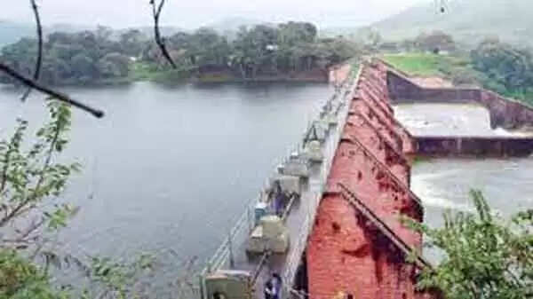 മുല്ലപ്പെരിയാര് അണക്കെട്ട്: മുന്നറിയിപ്പില്ലാതെ രാത്രിയില് വീണ്ടും ഷടെറുകള് തുറന്നു, പെരിയാര് തീരത്ത് ജാഗ്രത