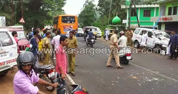 പോലീസ് ജീപ്പും ബൊലേറോയും കൂട്ടിയിടിച്ച് എ.എസ്.ഐ അടക്കം 7പേര്ക്ക് പരിക്ക്