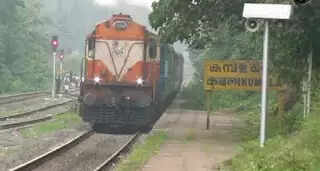 പാളംമുറിച്ചുകടക്കുന്നതിനിടെ ട്രെയിന് ഇടിക്കാതിരിക്കാന് ഇടപെട്ട സ്റ്റേഷന് മാസ്റ്റര്ക്ക് ക്രൂരമര്ദനം; വിദ്യാര്ത്ഥികള് അറസ്റ്റില്