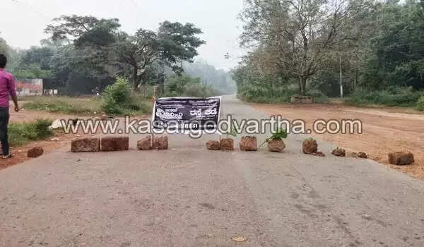 കൈക്കമ്പ-ബായാര് റോഡില് നാട്ടുകാരുടെ ഉപരോധം; സമരത്തിന് കൊഴുപ്പേകാന് ക്രിക്കറ്റും വോളിബോളും