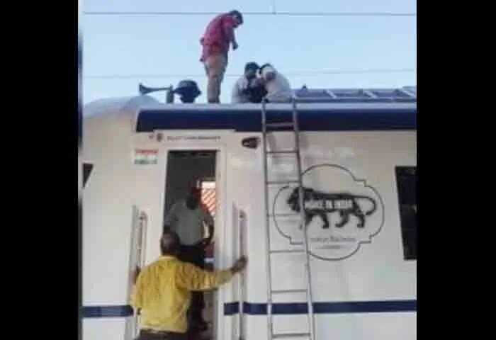 Vande Bharat | കാസർകോട്ട് നിന്ന് ആദ്യ സർവീസിനായി പുറപ്പെടേണ്ട വന്ദേ ഭാരത് എക്സ്പ്രസിൽ സാങ്കേതിക തകരാർ; മഴയിൽ കോച് ചോർന്നൊലിച്ചു; അറ്റകുറ്റപണികൾ നടത്തി ജീവനക്കാർ