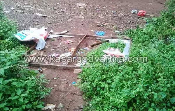 ഉദുമയില് ബസ് വെയ്റ്റിംഗ് ഷെഡിന് നേരെ സോഡാകുപ്പി പ്രയോഗം