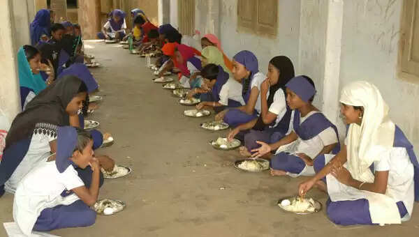 സ്കൂളുകളില് ഉച്ചഭക്ഷണത്തിന് പുറമേ പ്രഭാത ഭക്ഷണവും നാല് മണി ചായയും നല്കാന് നിര്ദേശം