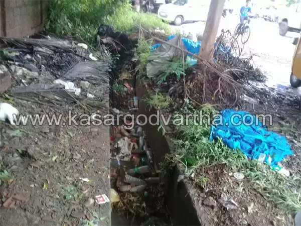 ഓവുചാലിന് സ്ലാബിടാതെ കെ എസ് ടി പി; മാലിന്യങ്ങള് കുന്നുകൂടിയതോടെ നാട്ടുകാര് പകര്ച്ചവ്യാധി ഭീഷണിയില്; പരാതി നല്കിയിട്ടും ഫലമില്ല