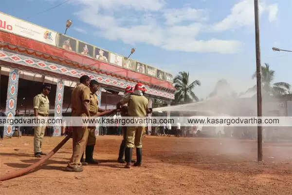 കലോത്സവ നഗരിയില് വില്ലനായി പൊടിയും ചൂടും; ഫയര്ഫോഴ്സ് വെള്ളം ചീറ്റി