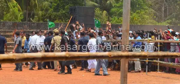 ആവേശ തിരയിളക്കി രാഹുല് പറന്നിറങ്ങി; കേരളത്തിലെ ജനങ്ങളുടെ രാഷ്ട്രീയ ബോധത്തിന് പ്രശംസ