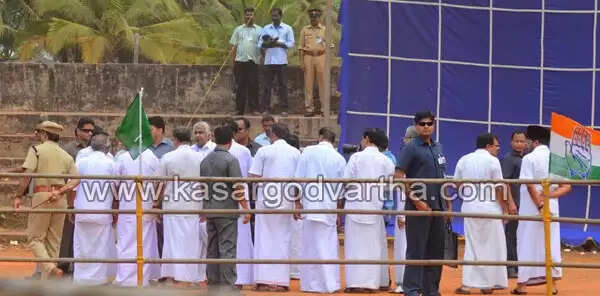 ആവേശ തിരയിളക്കി രാഹുല് പറന്നിറങ്ങി; കേരളത്തിലെ ജനങ്ങളുടെ രാഷ്ട്രീയ ബോധത്തിന് പ്രശംസ