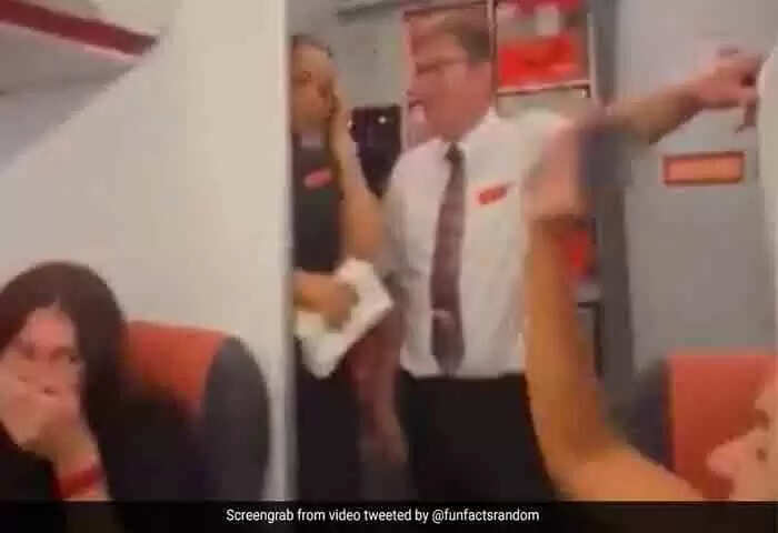 Arrested | വിമാനത്തിലെ ശുചിമുറിയില് ലൈംഗിക ബന്ധം; ദമ്പതികളെ കൈയോടെ പൊക്കി ജീവനക്കാര്, സാമൂഹിക മാധ്യമങ്ങളില് വൈറലായി വീഡിയോ