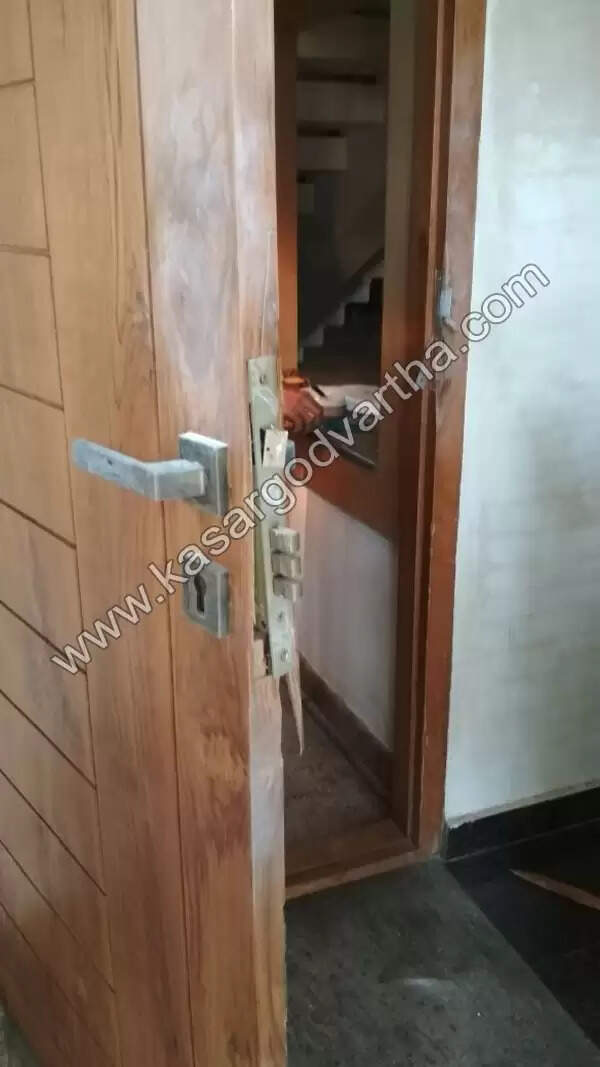 മര്ച്ചന്റ് നേവി ഉദ്യോഗസ്ഥന്റെ വീട്ടിലെ കവര്ച്ച: വിരലടയാളം ലഭിച്ചു, വീട്ടില് നിന്നും മോഷണം പോയ മൊബൈല് ഫോണ് കേന്ദ്രീകരിച്ച് അന്വേഷണം