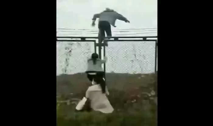 Lockdown | ലോക് ഡൗണിൽ ഭക്ഷ്യക്ഷാമം; ചൈനയിലെ ഏറ്റവും വലിയ ഐഫോൺ ഫാക്ടറിയിൽ നിന്ന് മതിൽ ചാടി രക്ഷപെട്ട് തൊഴിലാളികൾ; വീഡിയോ വൈറൽ