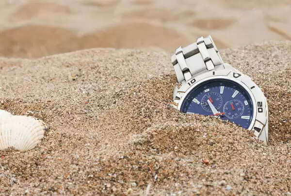 കളഞ്ഞുകിട്ടിയ വാച്ചും സ്ക്കൂളിലേക്കൊരു ഷെല്ഫും