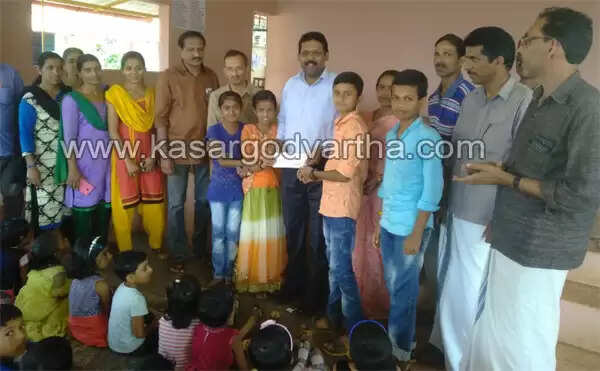 പാഴ് വസ്തുക്കള് വിറ്റ തുക ദുരിതാശ്വാസ നിധിയിലേക്ക് നല്കി കുട്ടികളുടെ മാതൃക