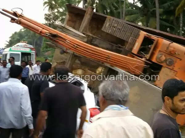 ജെ.സി.ബി. കയറ്റിക്കൊണ്ടു വരികയായിരുന്ന ലോറി കാറിലിടിച്ച് ഒരാള് മരിച്ചു; മൂന്നു പേര്ക്ക് പരിക്ക്