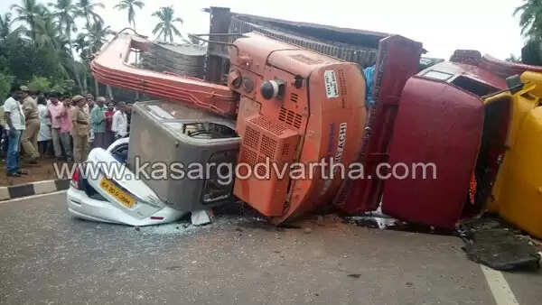ജെ.സി.ബി. കയറ്റിക്കൊണ്ടു വരികയായിരുന്ന ലോറി കാറിലിടിച്ച് ഒരാള് മരിച്ചു; മൂന്നു പേര്ക്ക് പരിക്ക്