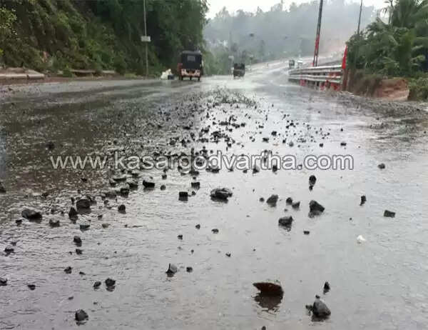 കനത്ത മഴ തുടരുന്നു; കെ.എസ്.ടി.പി റോഡില് കുന്നിടിഞ്ഞു വീണു, വാഹന യാത്ര ഭീഷണിയില്