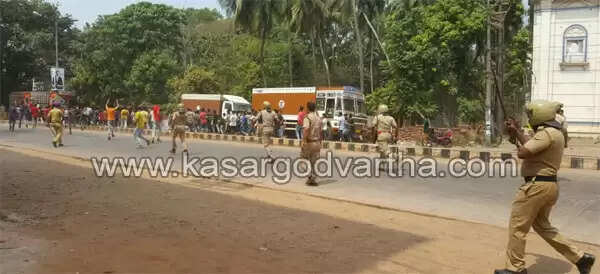 കൊല്ലപ്പെട്ട മദ്രസ അധ്യാപകന്റെ മൃതദേഹം കാസര്കോട്ടേക്ക് കൊണ്ടുവരണമെന്നാവശ്യപ്പെട്ട് എന് എ നെല്ലിക്കുന്ന് എം എല് എയും ലീഗ് നേതാക്കളും ജില്ലാ പോലീസ് കാര്യാലയത്തില് കുത്തിയിരിപ്പ് സമരം നടത്തുന്നു