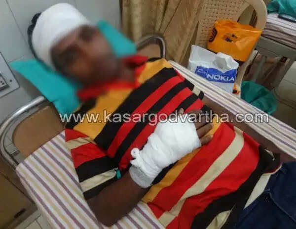 ചളിയങ്കോട്ടും മേല്പറമ്പിലും അക്രമികളുടെ വിളയാട്ടം: വിദ്യാര്ത്ഥിക്ക് ഗുരുതരം, വീടുകളും കാറുകളും തകര്ത്തു