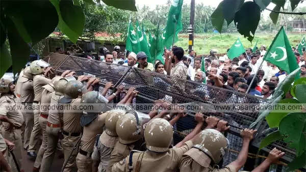സംഘ്പരിവാര് അഴിഞ്ഞാട്ടവും പോലീസ് നിഷ്ക്രിയത്വവും; മുസ്ലിം ലീഗ് ജില്ലാ പോലീസ് ആസ്ഥാനത്തേക്ക് നടത്തിയ മാര്ച്ച് അക്രമാസക്തമായി, പ്രതിഷേധക്കാരെ പിരിച്ചുവിടാന് പോലീസ് ജലപീരങ്കി പ്രയോഗിച്ചു
