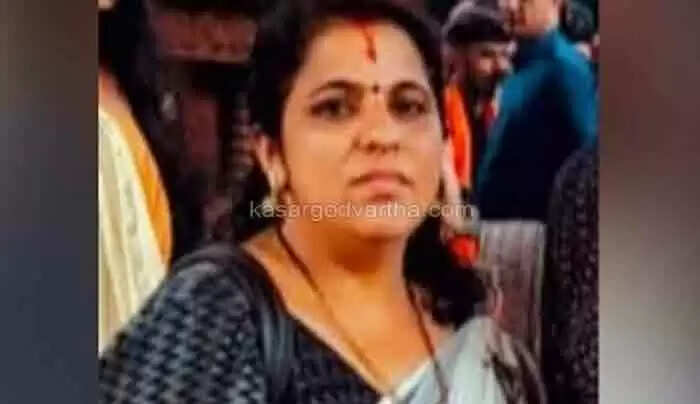 Woman missing | കൊല്ലൂരില് ക്ഷേത്രദര്ശനത്തിന് എത്തിയ മലയാളി യുവതിയെ പുഴയില് കാണാതായി; അപകടം ഒഴുക്കില്പ്പെട്ട ഭര്ത്താവിനെയും മകനെയും രക്ഷിക്കാന് ശ്രമിക്കുന്നതിനിടെ