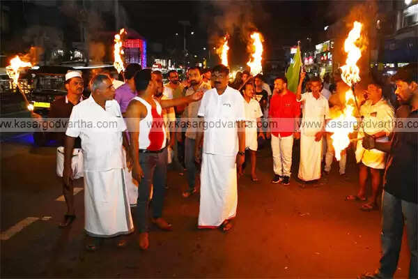 'വെടിയേറ്റ് ചോരയില് കുളിച്ച് യുവാവ്' ഭരണകൂട ഭീകരതയ്ക്കെതിരായ പ്രതിഷേധം ശ്രദ്ധേയമായി