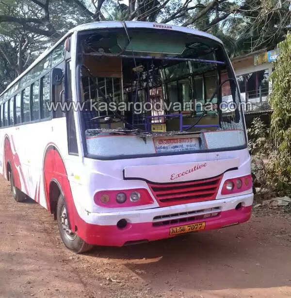 ഉദുമ ഗ്രാമ പഞ്ചായത്ത് ഓഫീസിനും മുസ്ലിം ലീഗ് നേതാവിന്റെ ബസിനും നേരെ അക്രമം