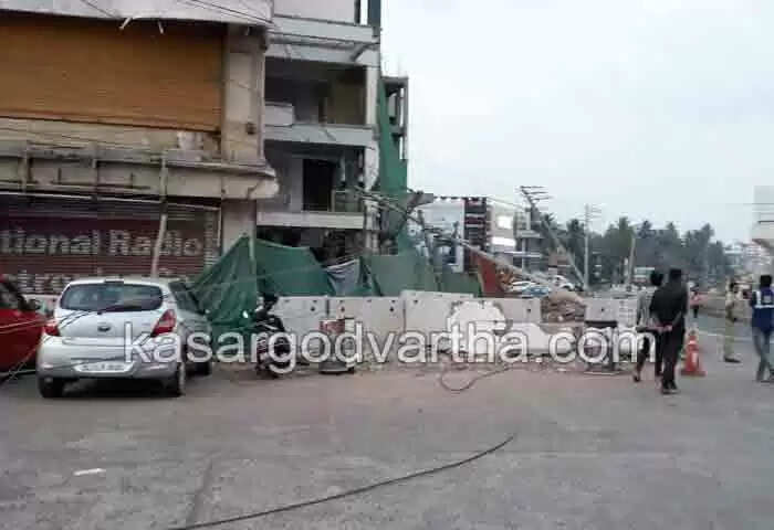 Collapsed | കാസര്കോട് നഗരത്തില് വൈദ്യുതി തൂണുകള് തകര്ന്നുവീണു; വന് അപകടം ഒഴിവായത് തലനാരിഴകയ്ക്ക്; ദേശീയപാതയില് ഗതാഗതം സ്തംഭിച്ചു