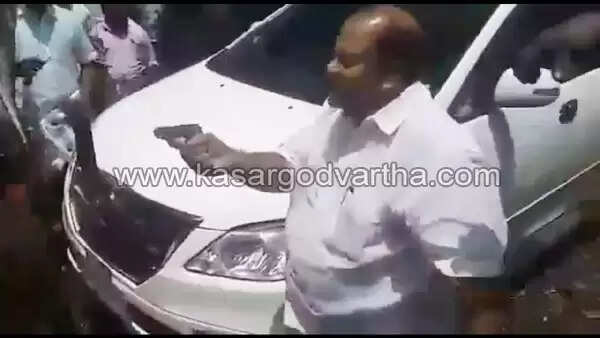 തോക്കെടുത്ത് വീണ്ടും പി സി ജോര്ജ്; ചെറ്റത്തരം കാട്ടിയാല് കൊല്ലുമെന്ന് ഭീഷണി