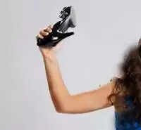 ദേഹത്ത് തോണ്ടിയ യുവാവിനെ യുവതി ചെരിപ്പുകൊണ്ടടിച്ചു