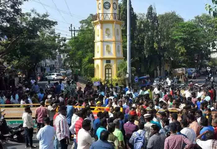 Dead Body | 4 ദിവസം മുന്പ് പുതുച്ചേരിയില്നിന്ന് കാണാതായ 9 കാരിയുടെ മൃതദേഹം വീടിന് സമീപത്തെ ഓടയില് ചാക്കില് കെട്ടിയ നിലയില്; പീഡിപ്പിച്ചശേഷം കൊലപ്പെടുത്തിയതാകാമെന്ന് പൊലീസ്
