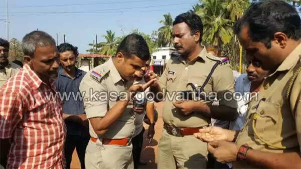 കാസര്കോട്ട് റോഡരികില് സ്ഫോടക വസ്തു ഉപേക്ഷിച്ച നിലയില് കണ്ടെത്തി; പോലീസ് അന്വേഷണം ആരംഭിച്ചു
