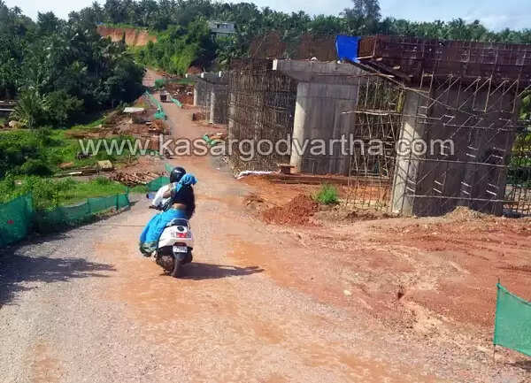 ദുരിത പര്വ്വം താണ്ടി ചന്ദ്രഗിരി യാത്ര; കരാര് ഏറ്റെടുത്തവര്ക്ക് കുലുക്കമില്ല, ഒപ്പം അധികൃതര്ക്കും