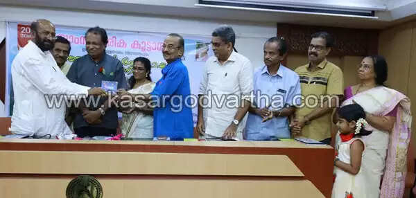 'പുഴുക്കുത്തേറ്റ വോട്ടു രാഷ്ട്രീയത്തെ നേരിന്റെ പാതയിലേക്ക് കൊണ്ടുവരാന് എഴുത്തുകാര്ക്ക് മാത്രമേ കഴിയൂ'