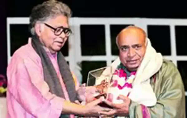 വിരല് കടിച്ച് കോടിയേരി; ഹീറോയായി വീരന്